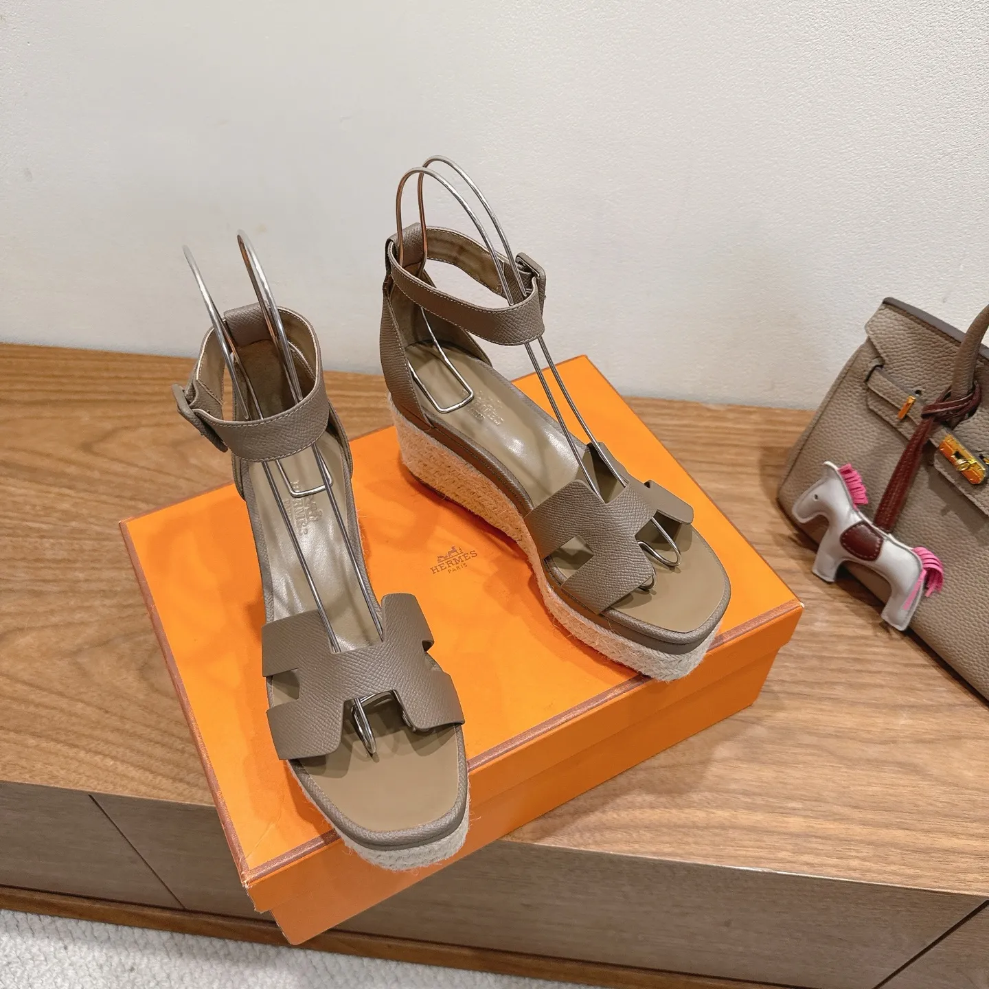 👟👟Ex-factory price 720👟👟 Hermes... a Eclair 2025 new color + popular series, the version is super positive, with a certain thickness, which makes the legs longer! Breathable, comfortable calfskin, spring and summer color matching, this item is both beautiful and comfortable! Channel supply code size: 35-39 can be ordered as 40.41 with airplane box ➕20